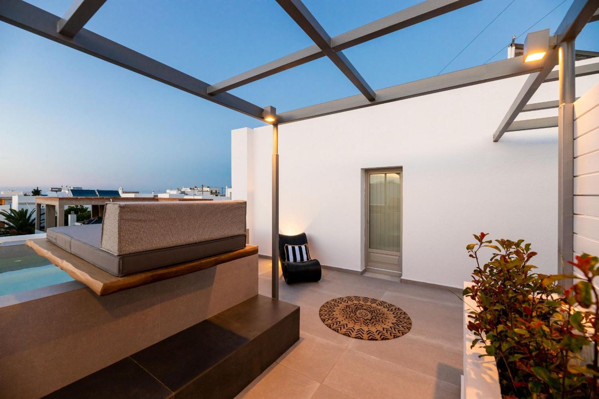 Kelly & Naousa (Paros)