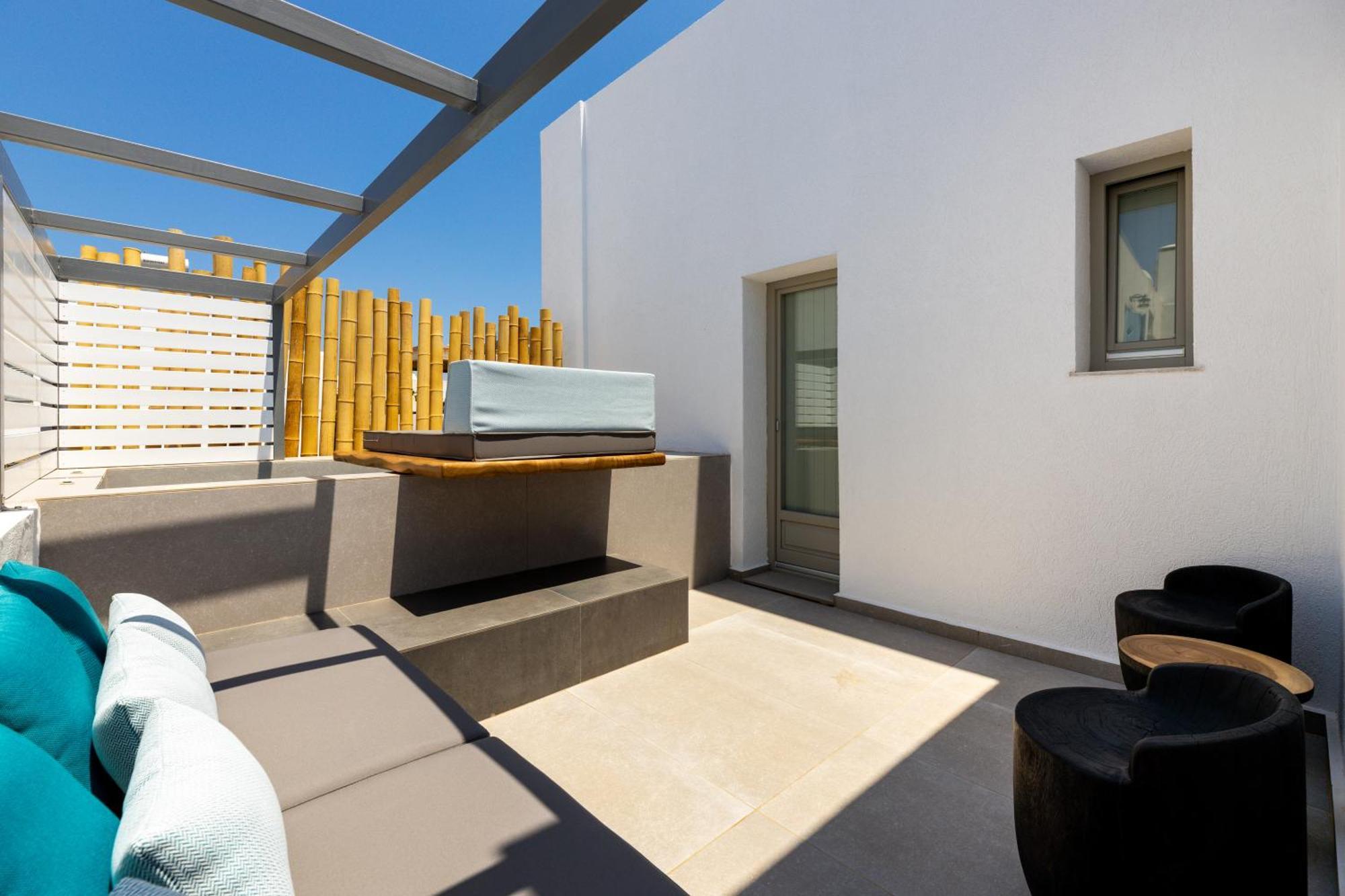 Kelly & 2* Naousa (Paros)