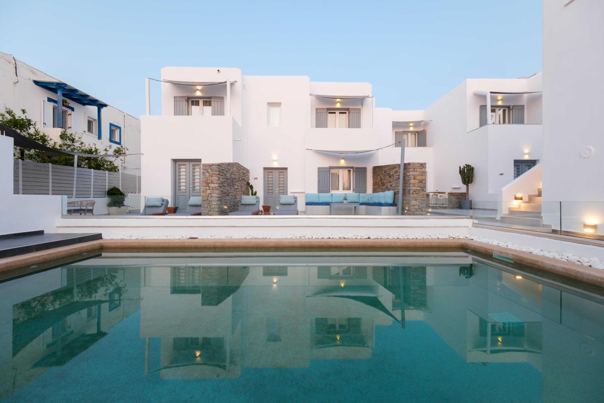 Kelly & 2* Naousa (Paros)