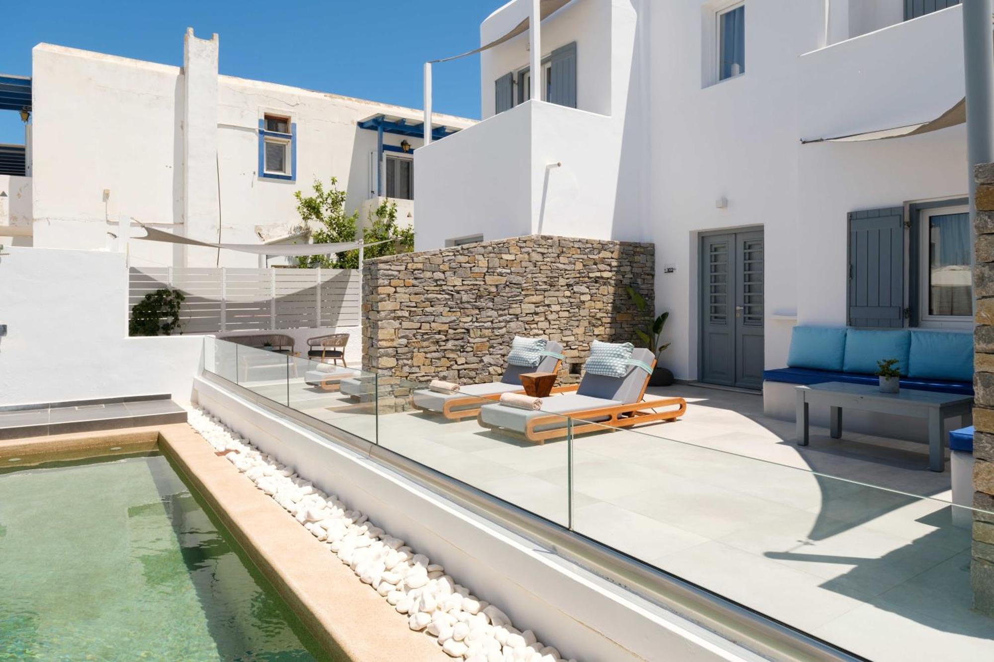 Kelly & 2* Naousa (Paros)