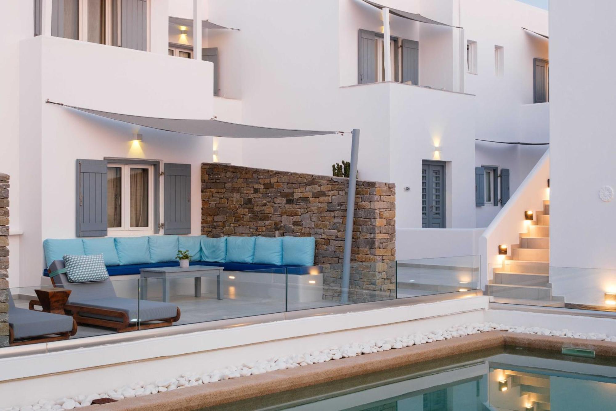 Kelly & 2* Naousa (Paros)