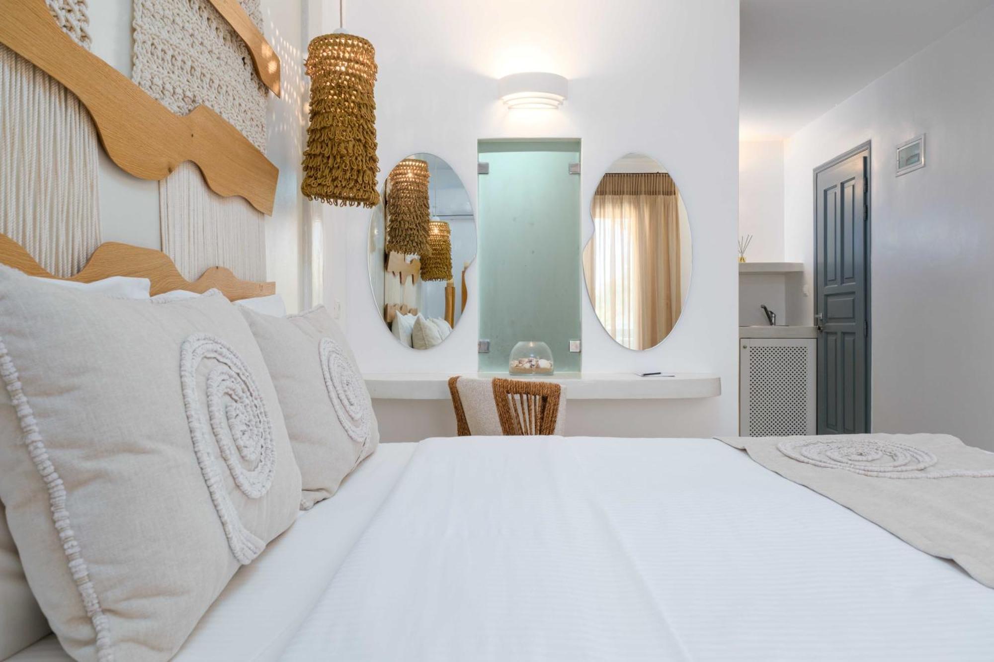 Kelly & 2* Naousa (Paros)
