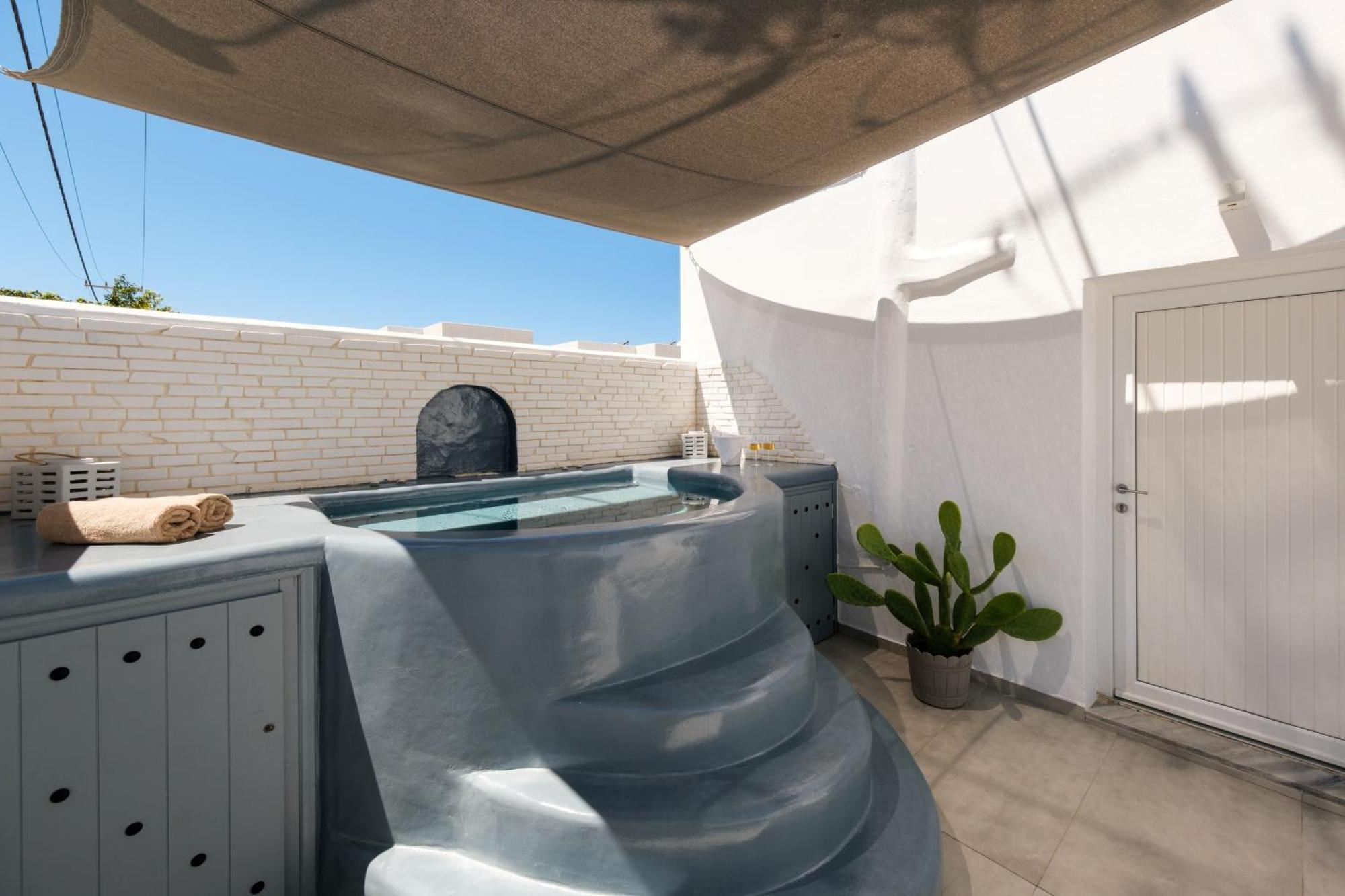 Kelly & 2* Naousa (Paros)